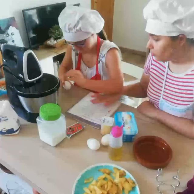 dos personas cocinando