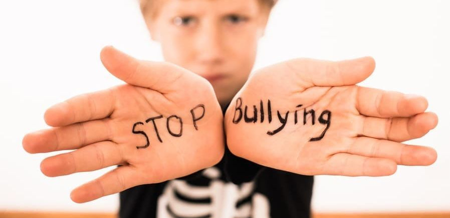 Niño con manos pintadas stop bullying