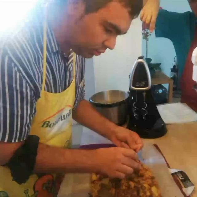 un chico cocinando