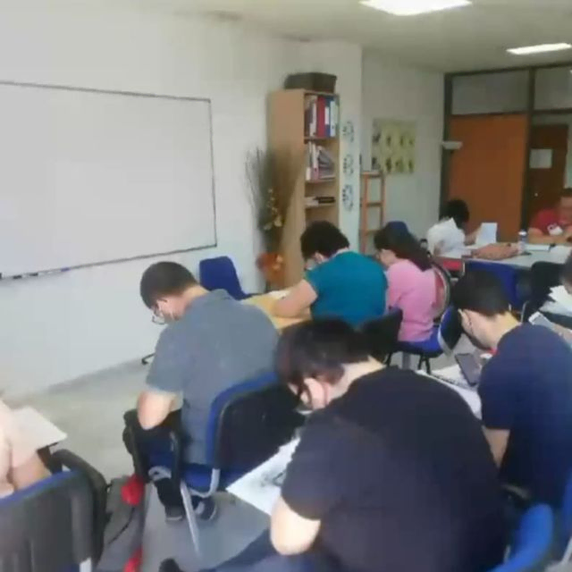 personas sentadas en una clase