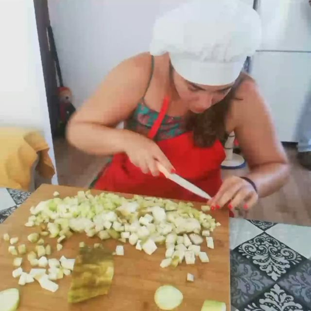 una chica cortando cebolla
